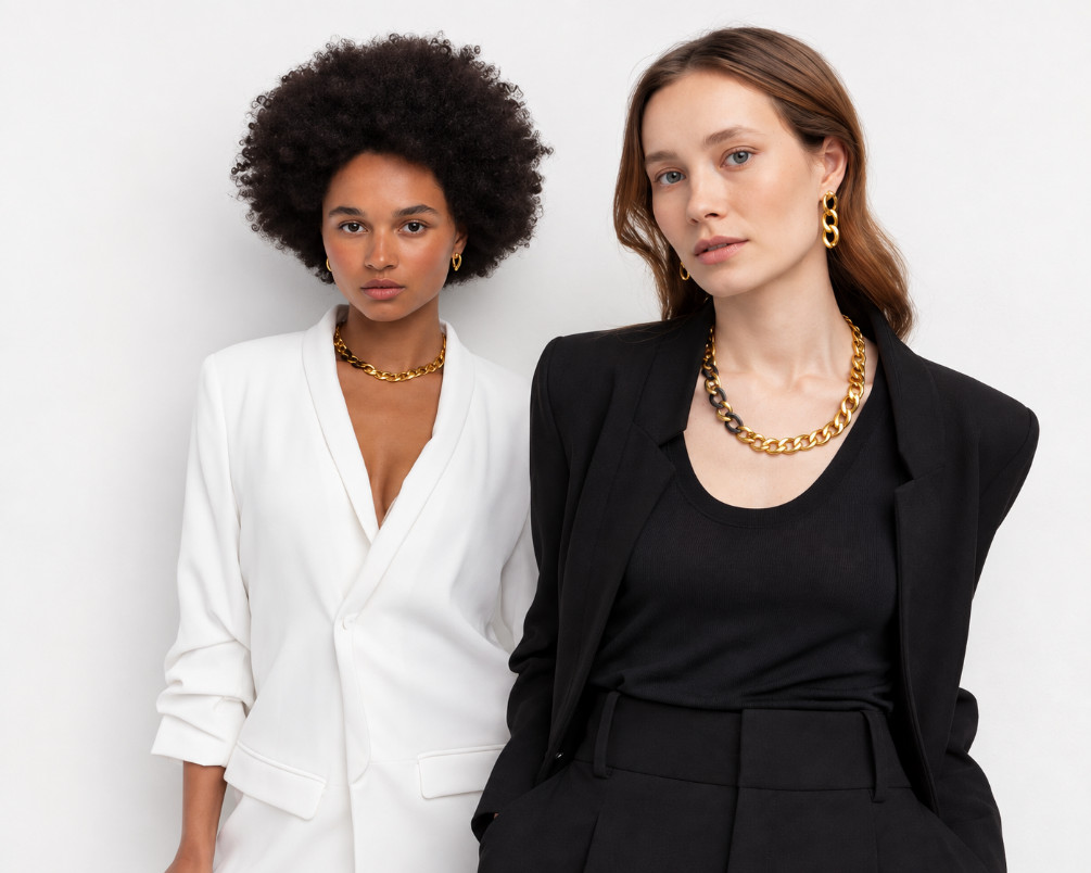 Bijoux dorés avec une tenue noire et blanche pour un look quotidien élégant.