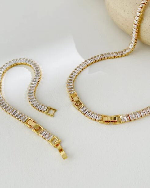 Glam Bracelet in 18K gold plated copper with geometric design and rectangular white Swarovski Zirconia stones, luxurious and sparkling